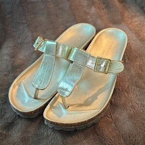 NWOB ITALIAN SHOEMAKERS Metallic Gold Thong Sandal Sz 8